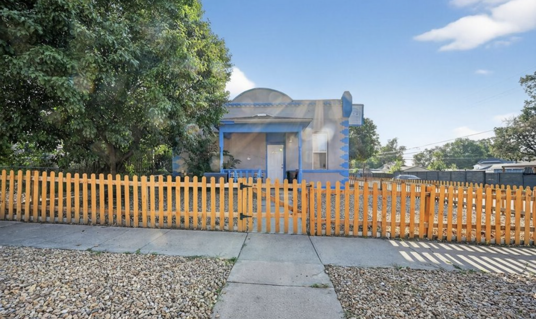 Edgewater House: 2500 Eaton St.