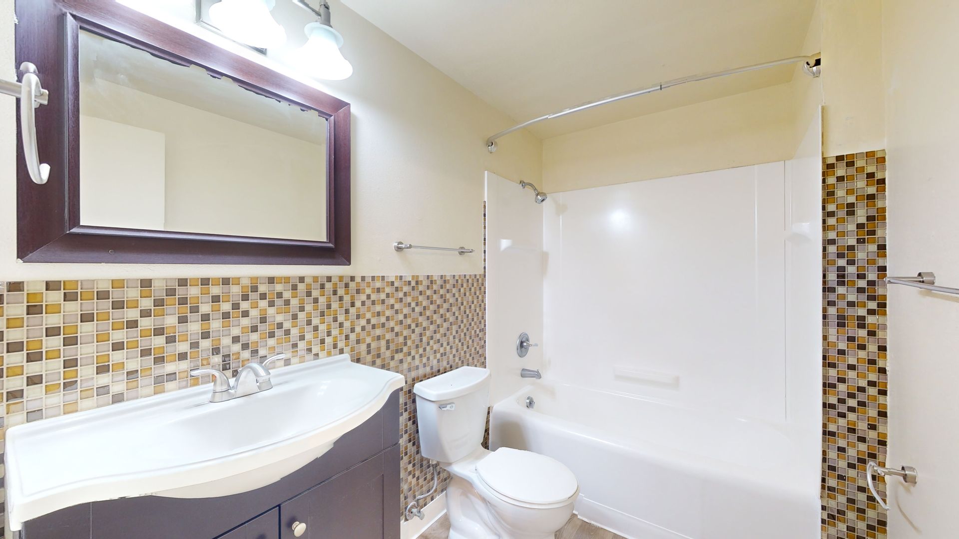 Two Bedroom, One bathroom Lakewood Apartment 10 of 12