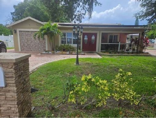 Listing Agent: Maria Figueroa Rivas LA ROSA REALTY ORLANDO LLC – photo 1