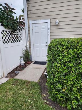 Listing Agent: Leticia Cruz La Rosa Realty LLC