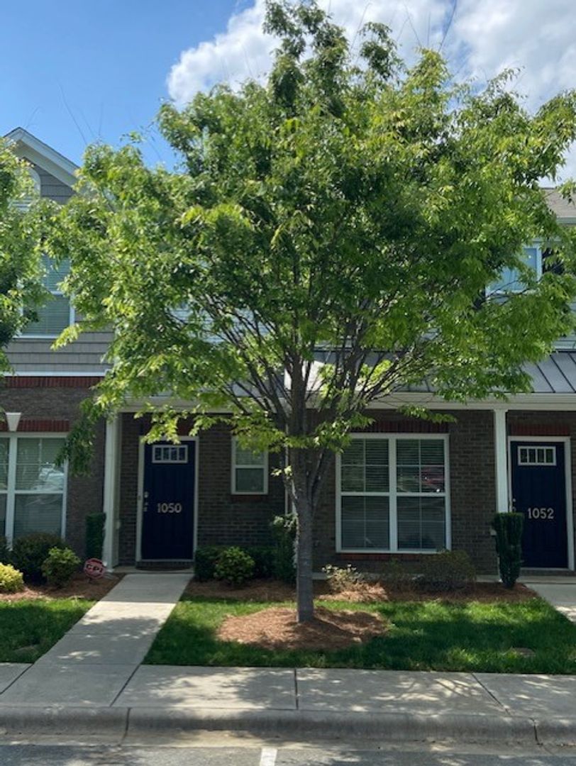 Burlington House: 1050 Kelso Lane