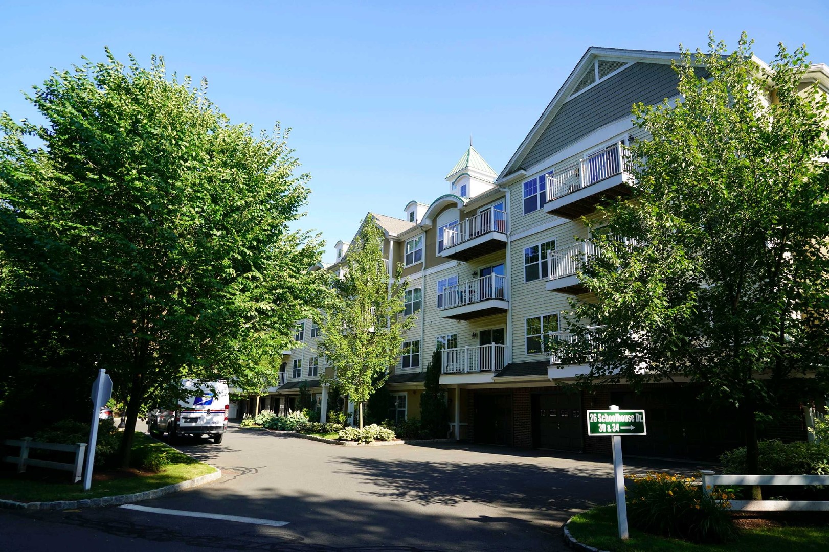 West Hartford House: 26 Schoolhouse Drive, #102