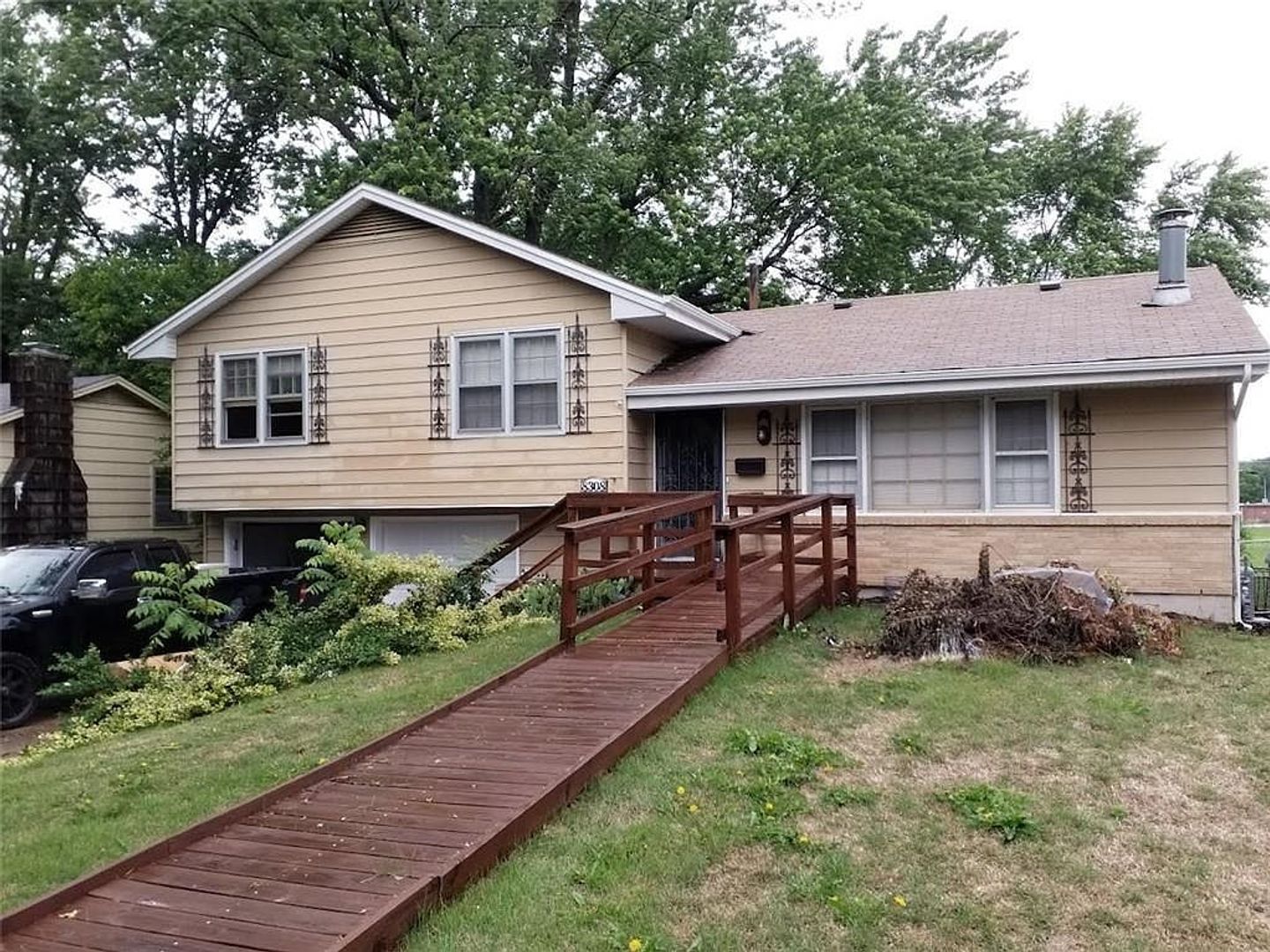 Raytown House: 8308 E 85th Street