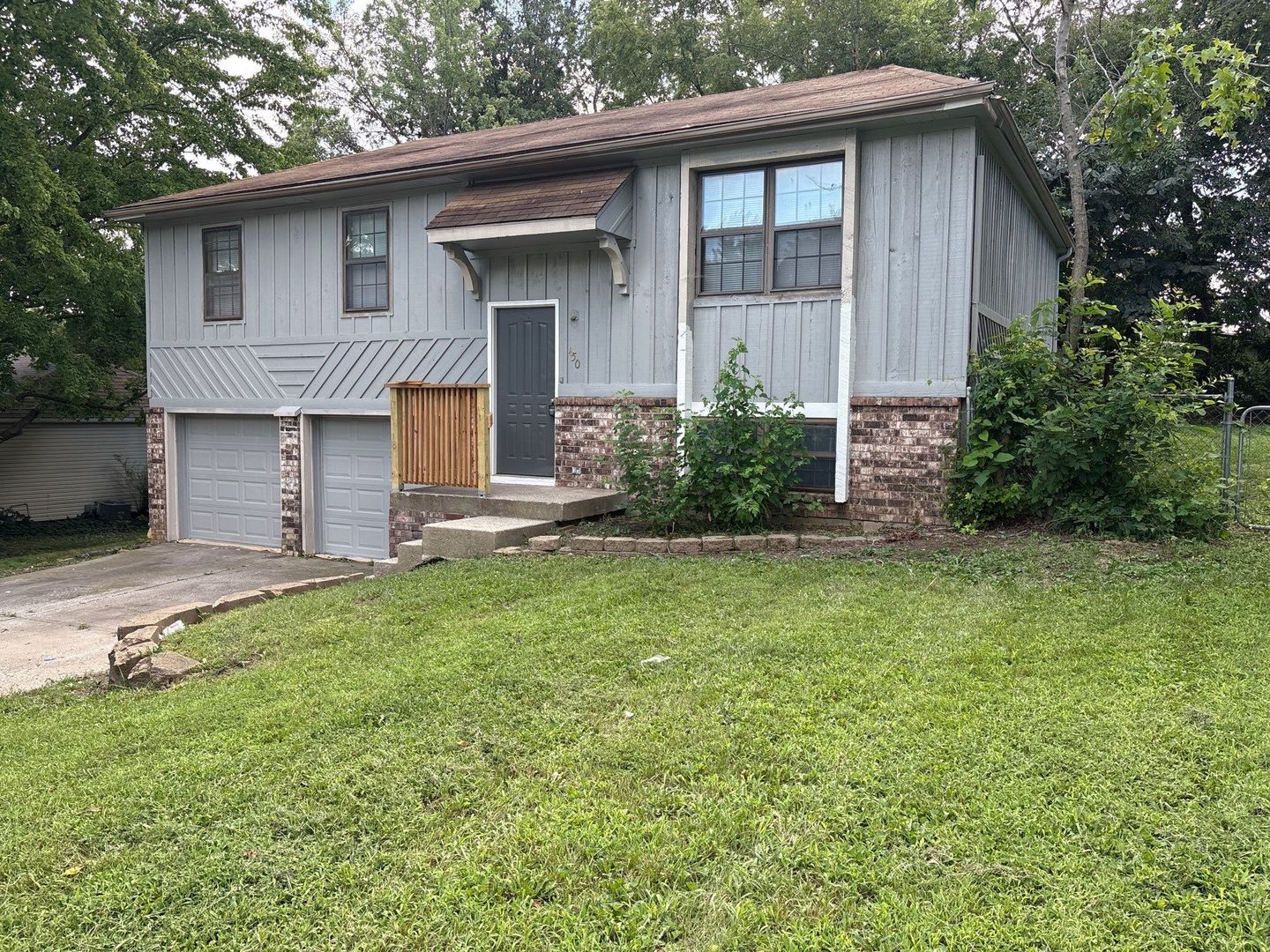 Blue Springs House: 4508 NW Valley View Rd