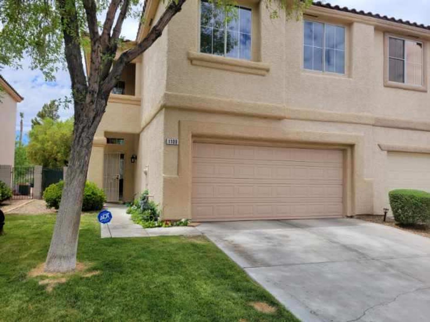 Henderson House: 1109 Scenic Crest Dr