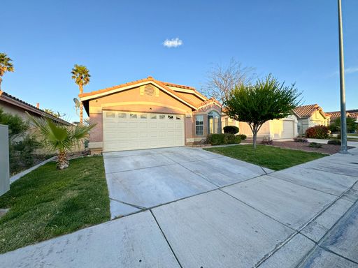 Fully renovated with a contemporary flair One-Story Home – photo 1
