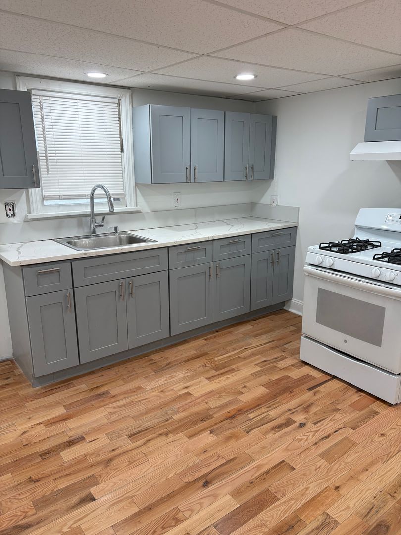 Cohoes Apartment: 10 Congress St.