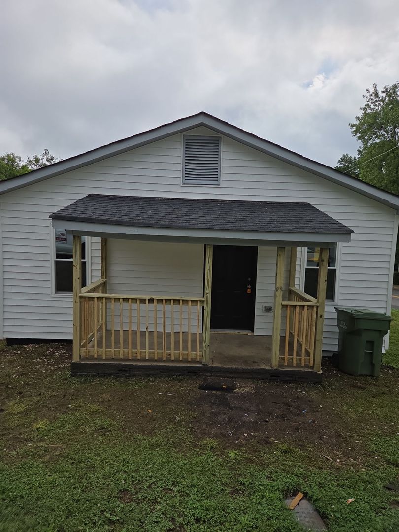 Lancaster House: 201 N Gregory St