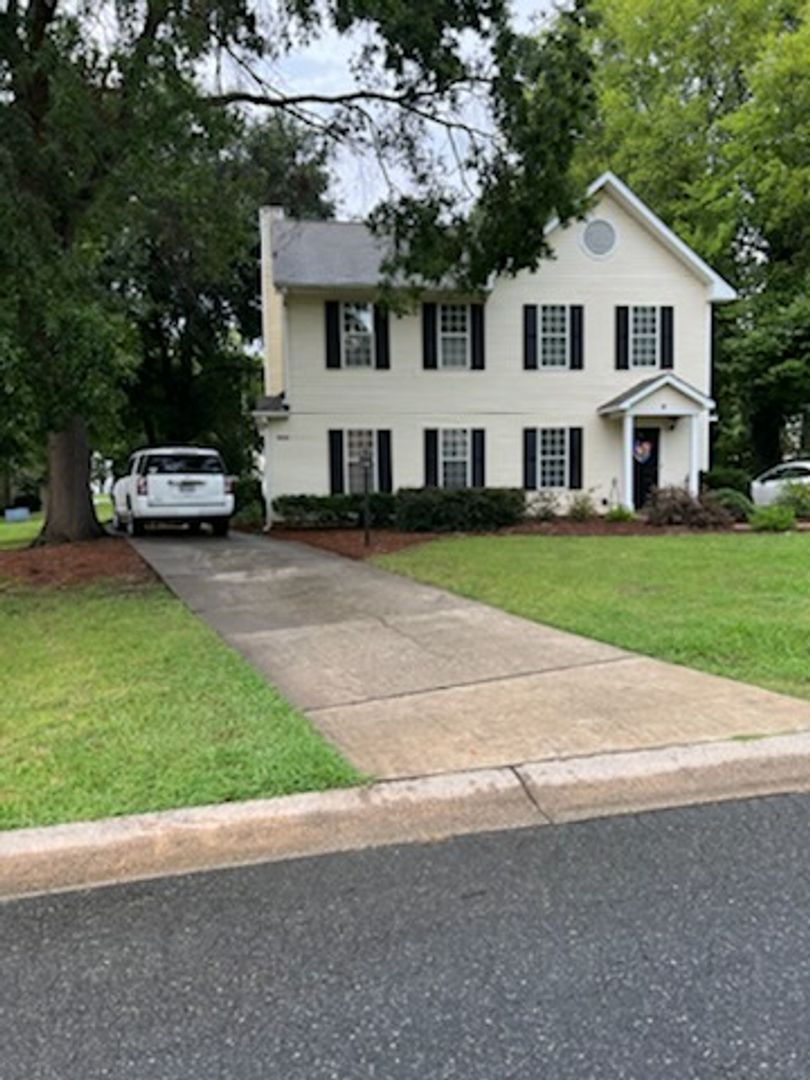Charlotte Apartment: 825 Selwyn Place Road