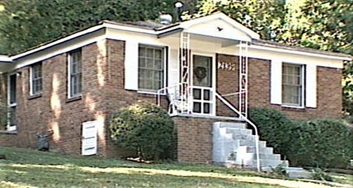Newly renovated Great, convenient Charlotte Location close to Uptown and major bus routes! Criminal background check required – photo 1