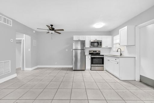 Spacious 1bd/1bath w/ Central AC Available – photo 1