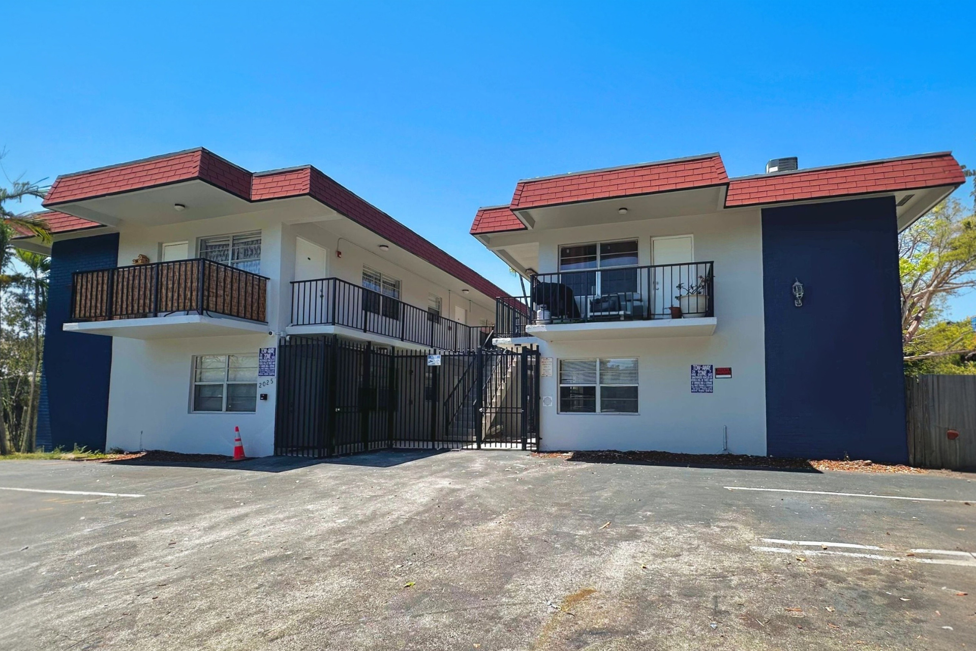 Hollywood Apartment: 2025 Washington Street