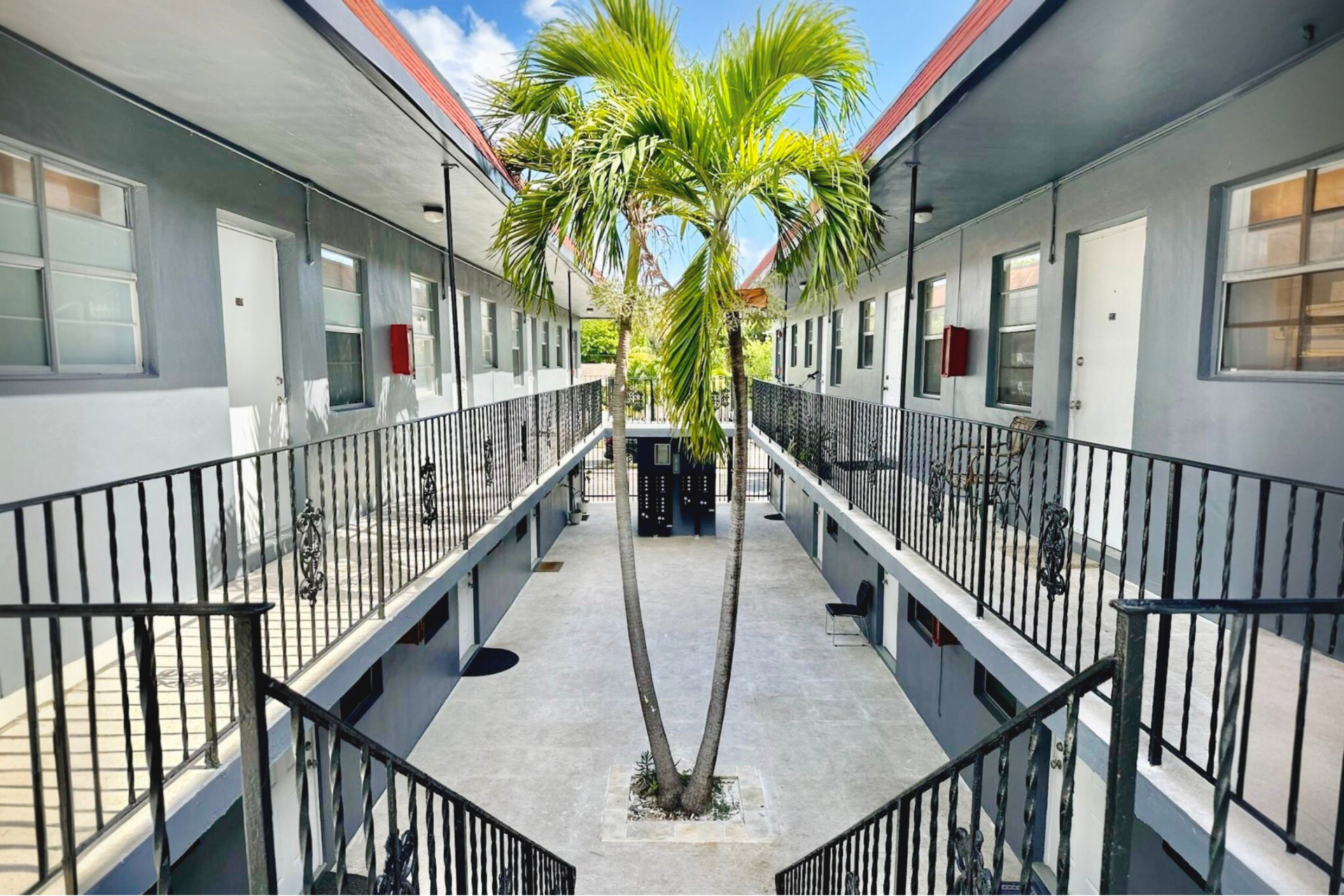 Hollywood Apartment: 2022 Adams St