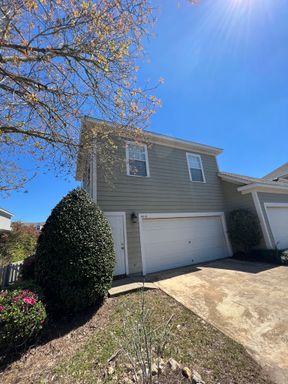 SOUTHWOOD: Detached Studio - Utilities Included – photo 1
