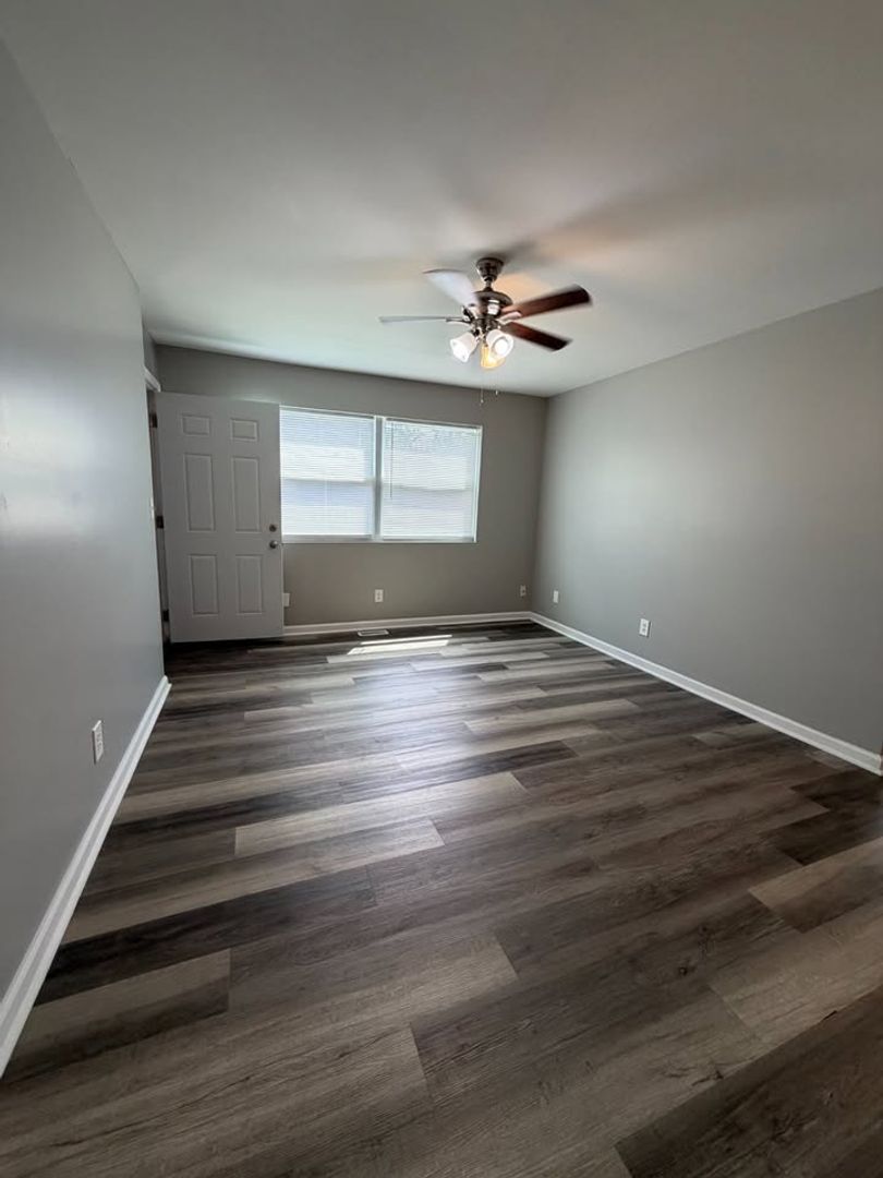 Louisville Apartment: 300 Meadowood CT.