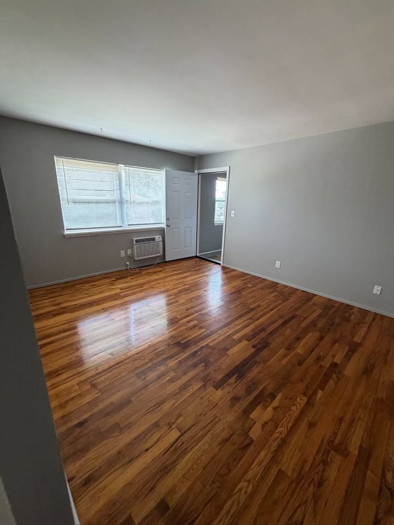 Louisville Apartment: 300 Meadowood CT.