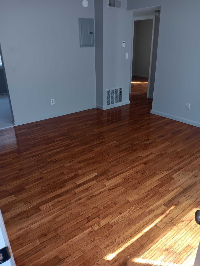 Louisville Apartment: 300 Meadowood CT.