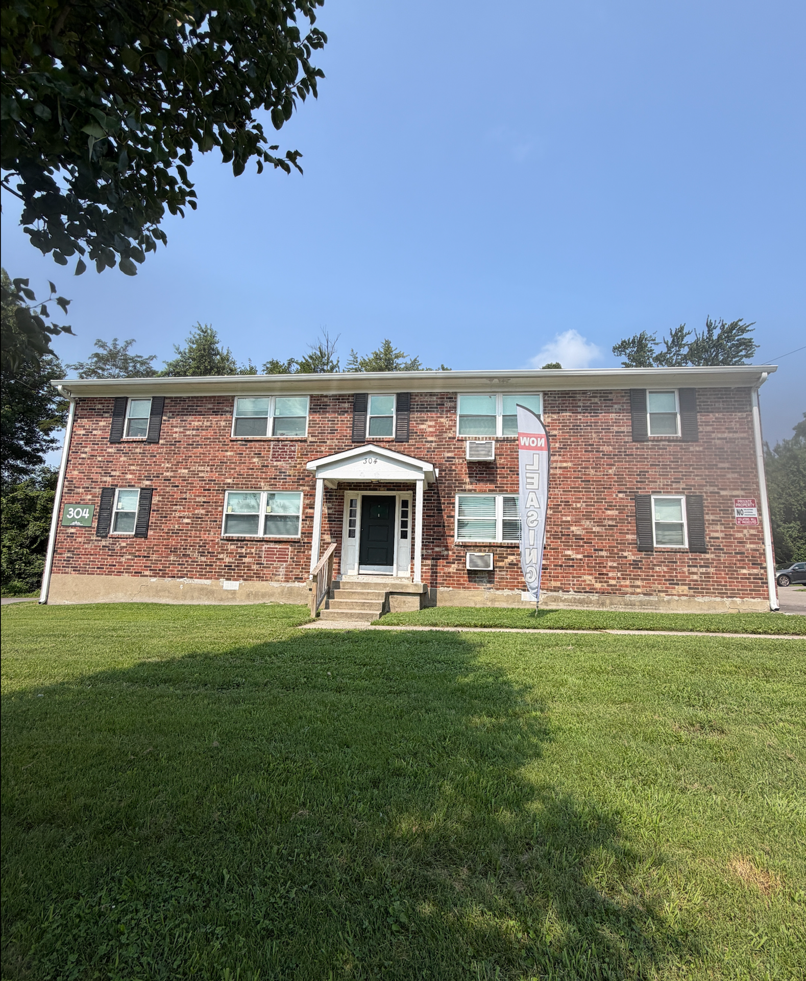 Louisville Apartment: 300 Meadowood CT.