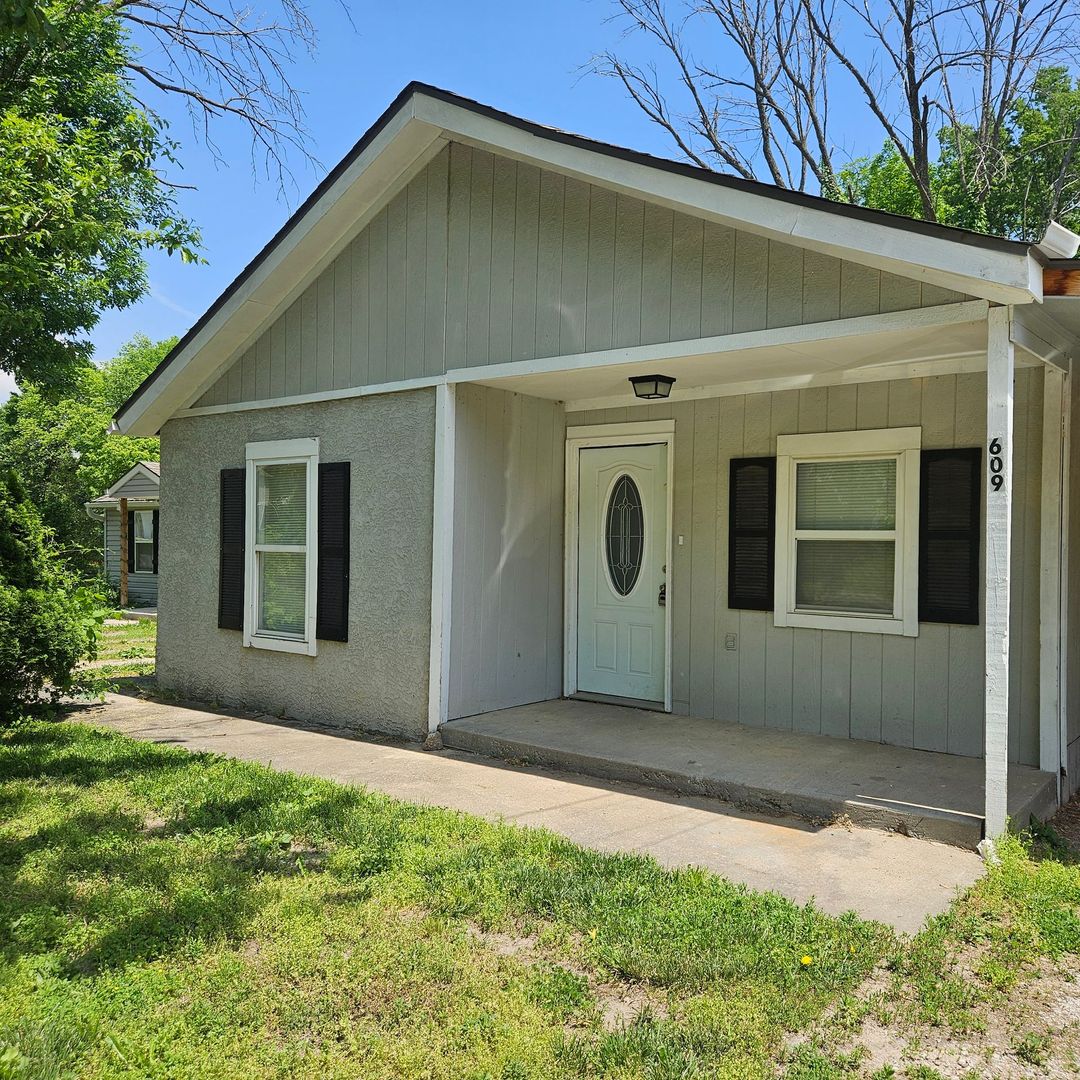 Independence House: 609 N Hocker Ave
