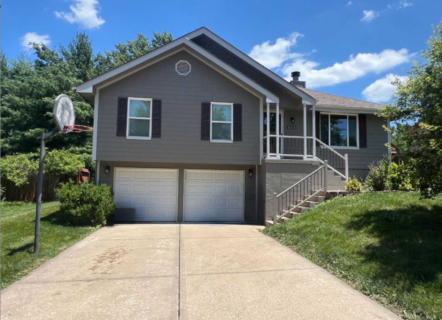 Lee's Summit House: 925 NE Carousel Lane