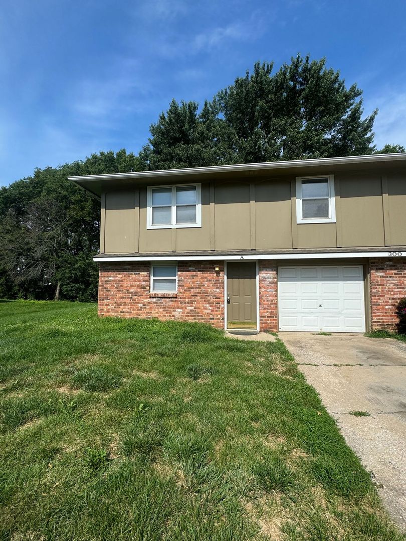 Lee's Summit House: 300 NE Westwind Drive #A