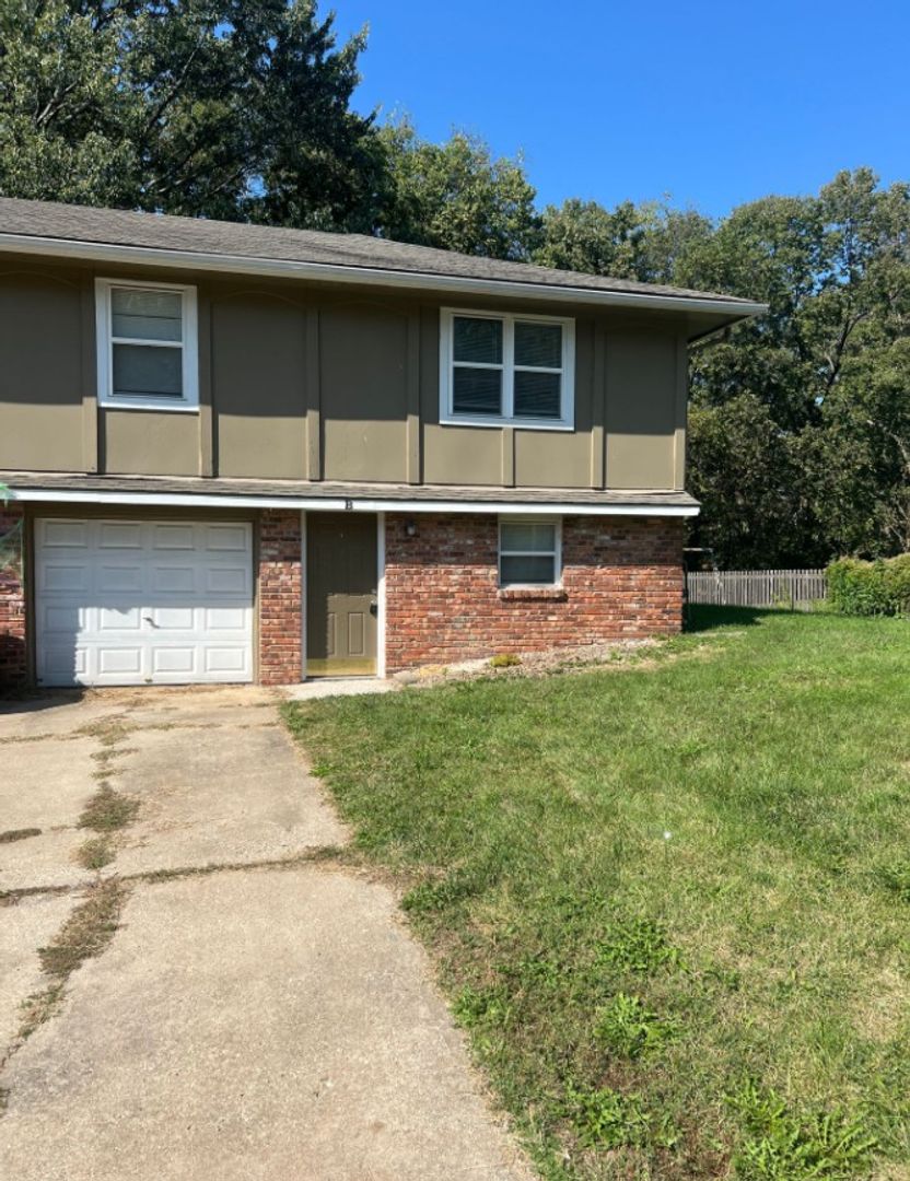 Lee's Summit House: 300 NE Westwind Drive #B