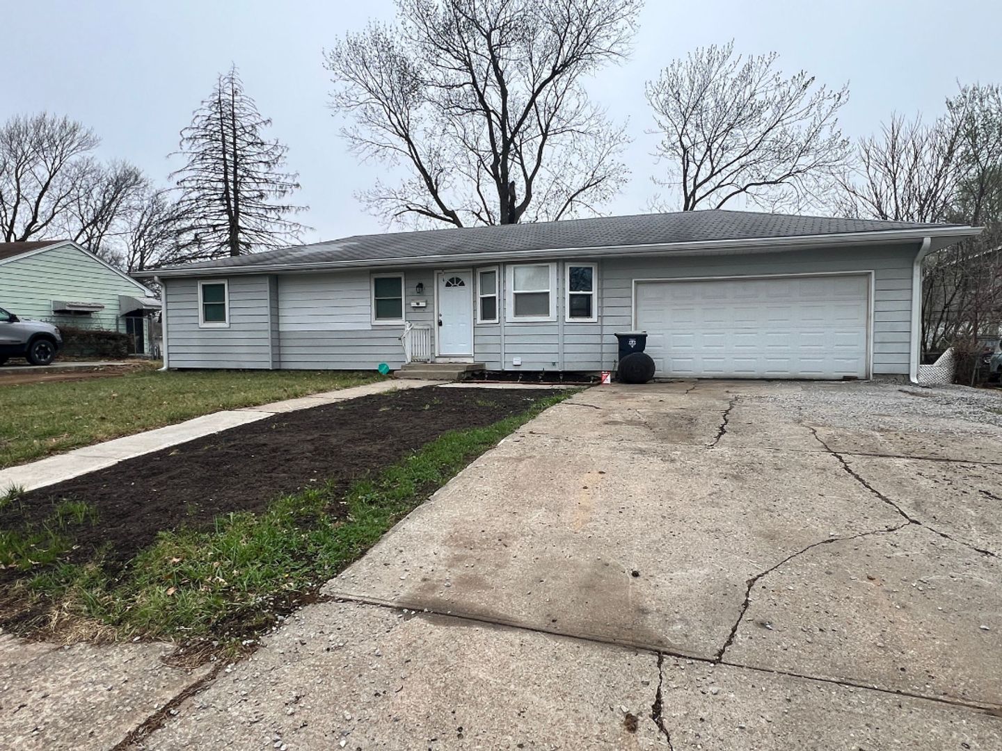 Raytown House: 5208 Harvard Ave