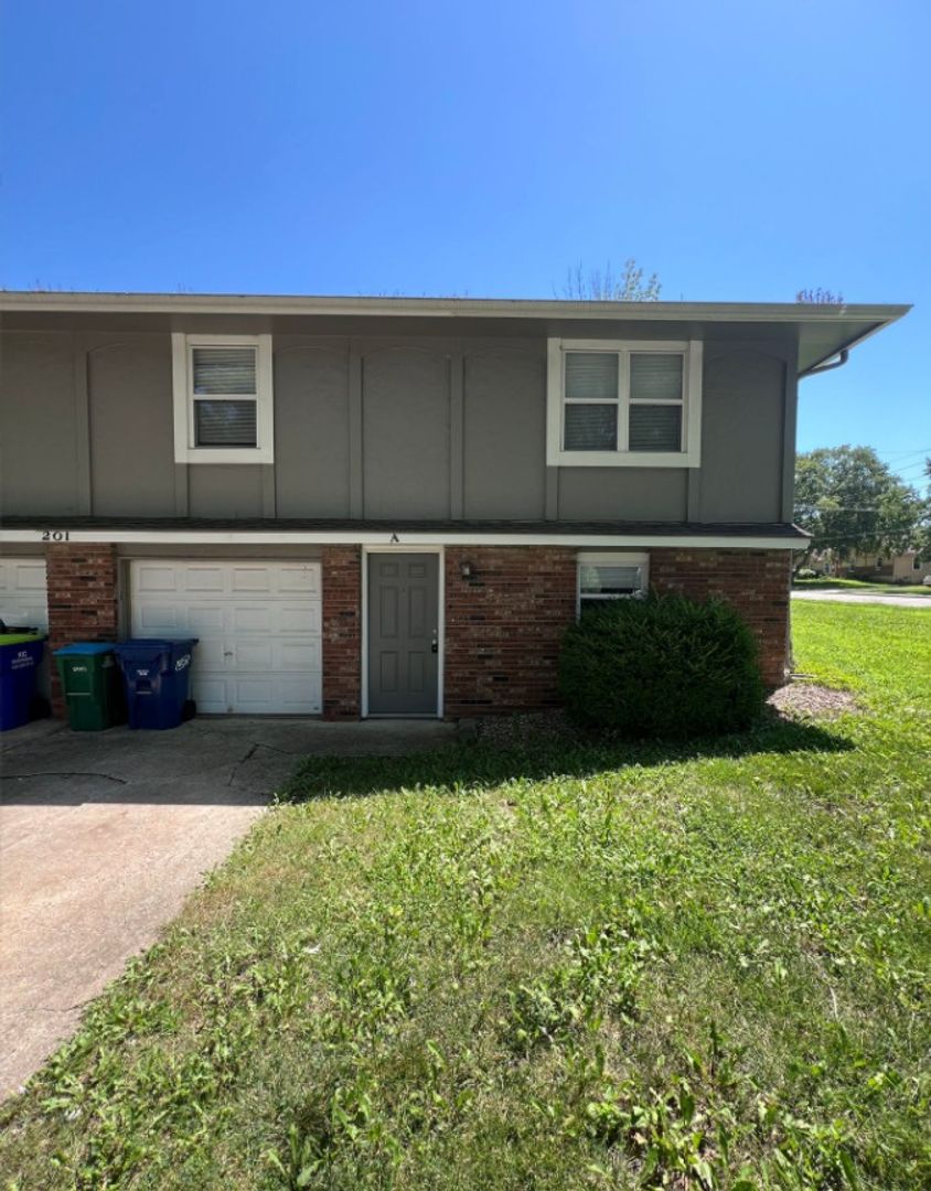 Lee's Summit House: 201 NE Westwind Drive #A