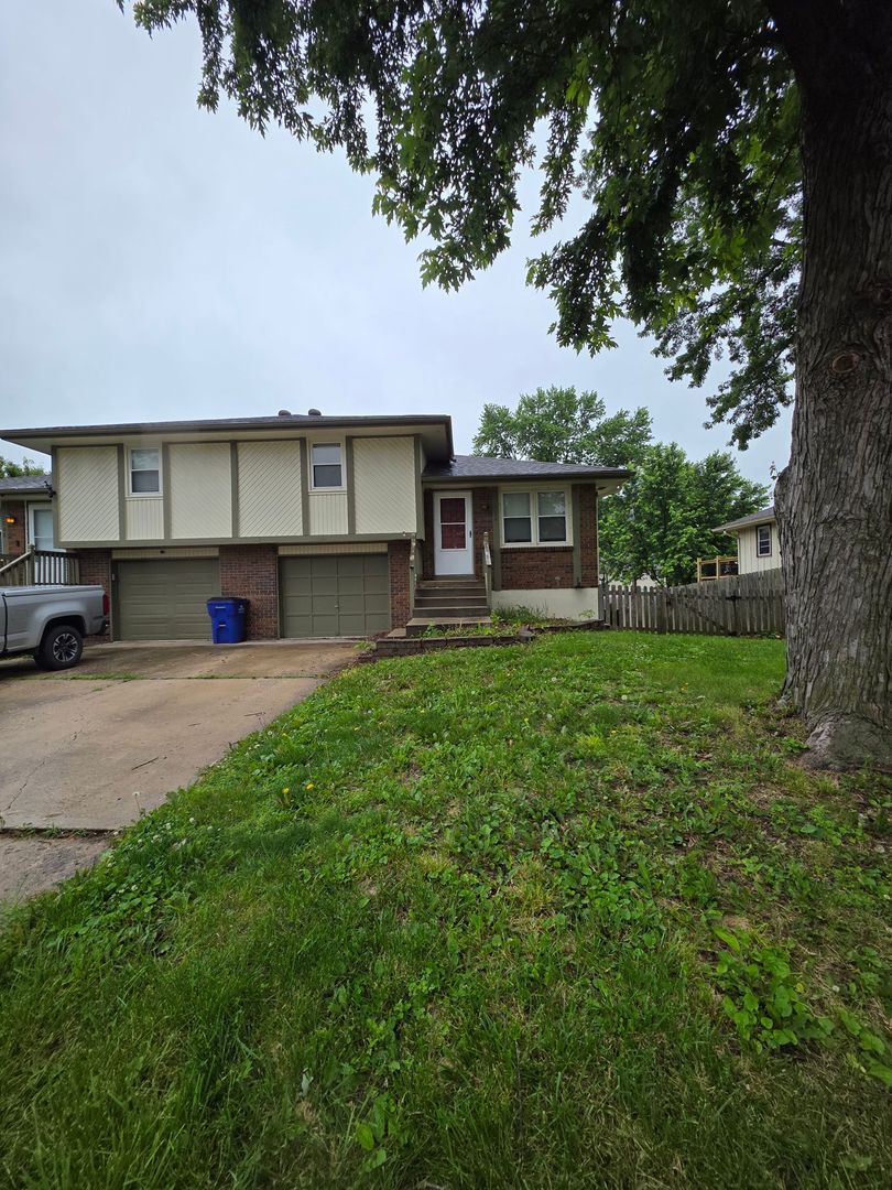 Blue Springs House: 1710 SW Sunset Ave