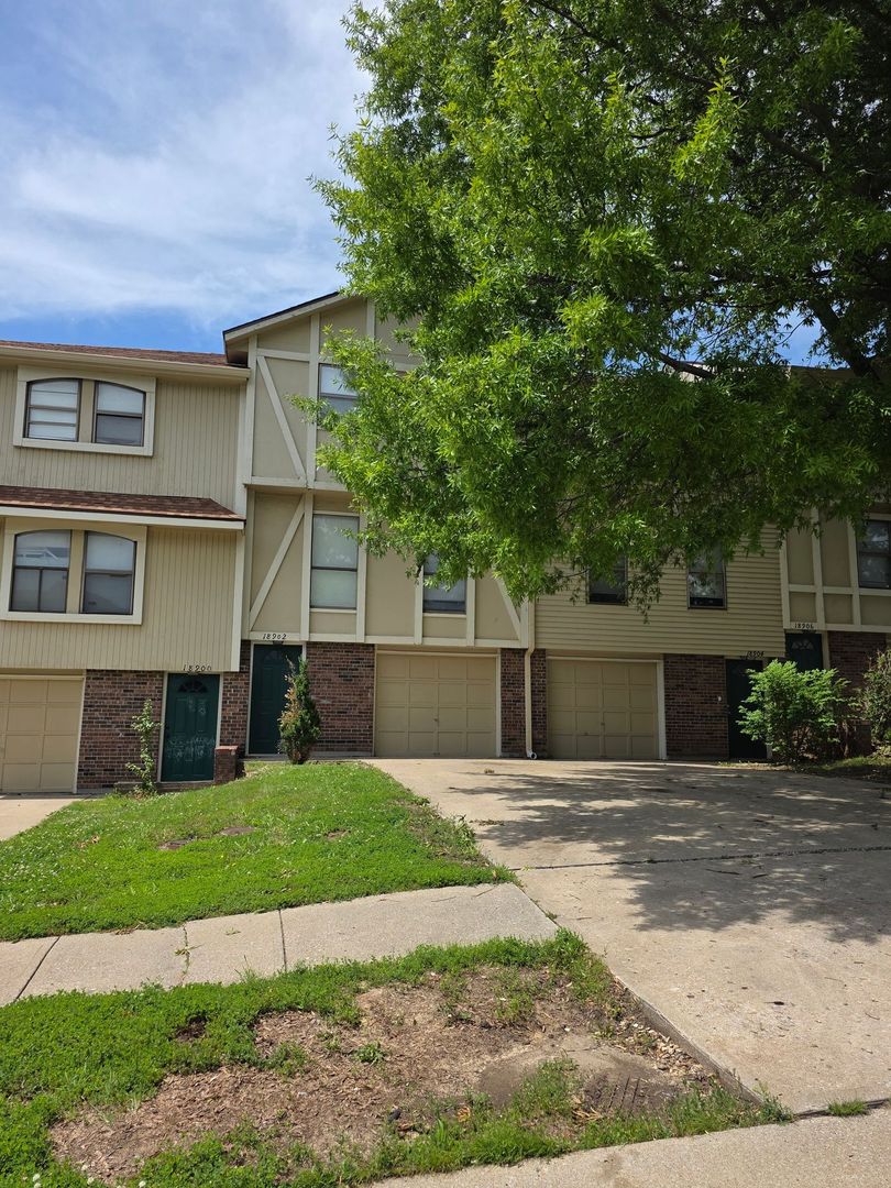 Independence House: 18902 Manor Dr