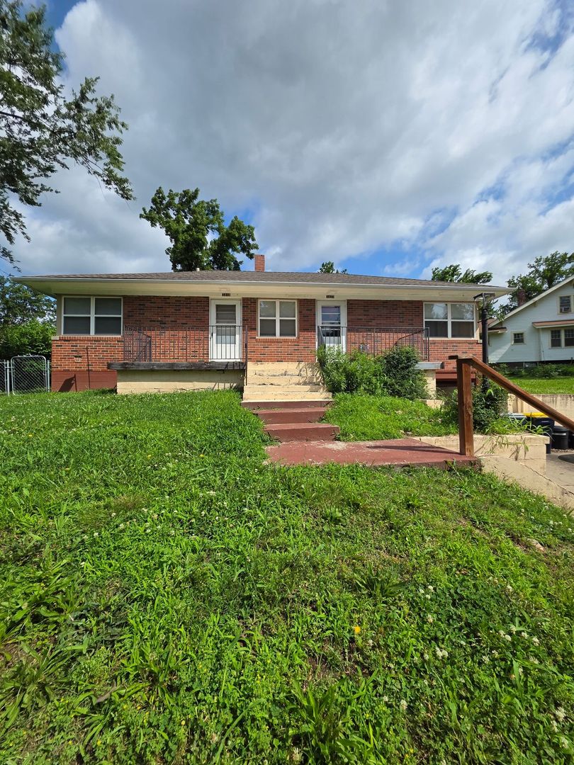Kansas City House: 3418 NE Winn Rd