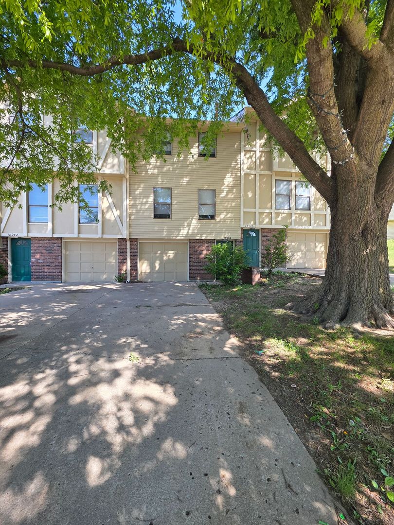 Independence House: 18904 Manor Dr