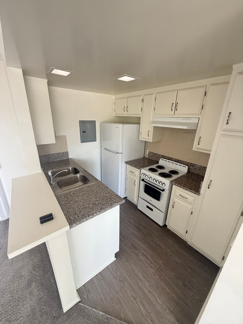 North Hollywood Apartment: 7755 LAUREL CANYON BLVD