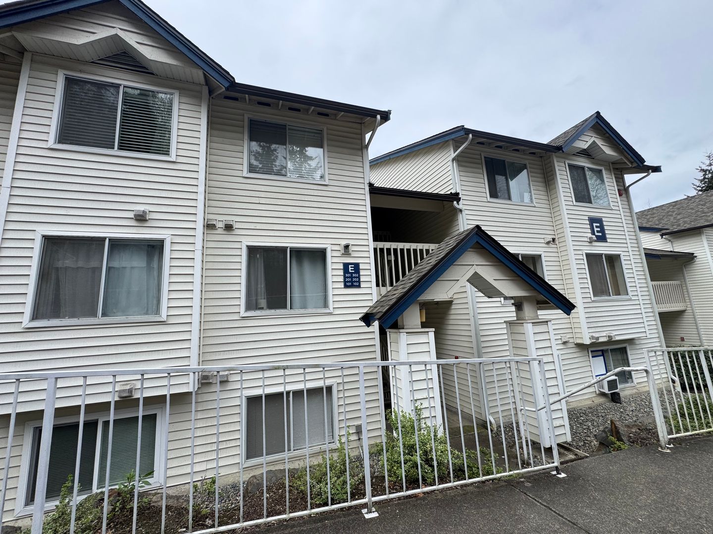Renton Condo: 5000 Lake Washington Blvd NE #E101