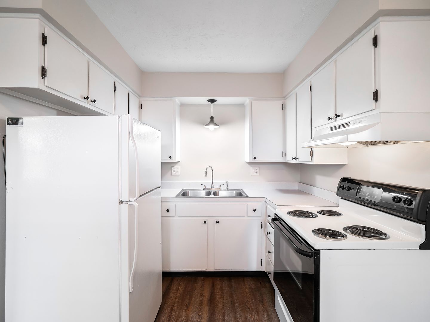 Akron Apartment: 984 Delta 77 Dr.