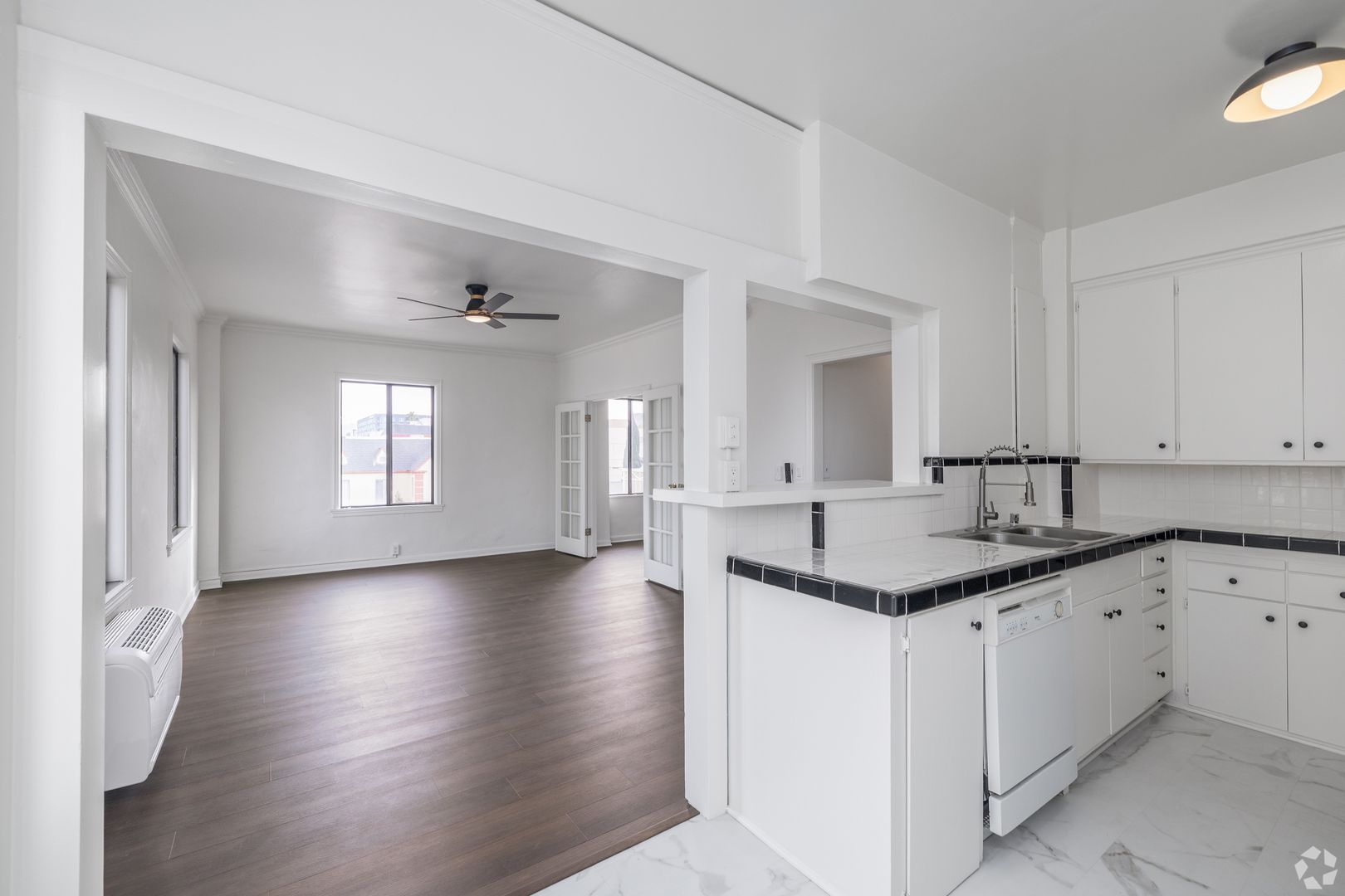 Los Angeles Apartment: 801 S Gramercy Drive