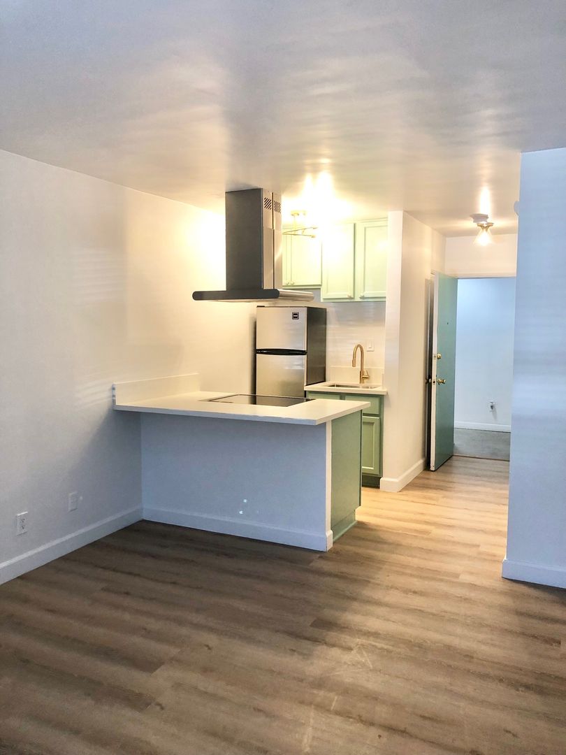 Los Angeles Apartment: 114 S. Gramercy Place