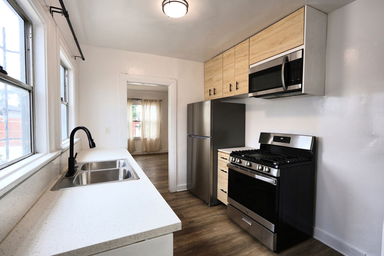 Los Angeles Apartment: 1237 West 93rd Street