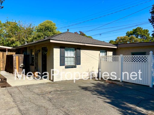 Charming 1 Bed 1 Bath Back House in Claremont!