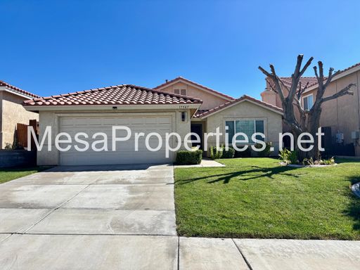 Beautiful 3-Bedroom Home with Spacious Living Areas and 2 car garage – photo 1