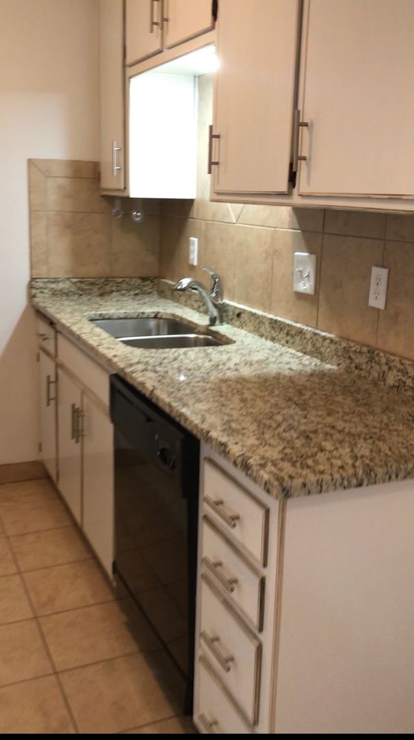 Lawrence Apartment: 901 Illinois