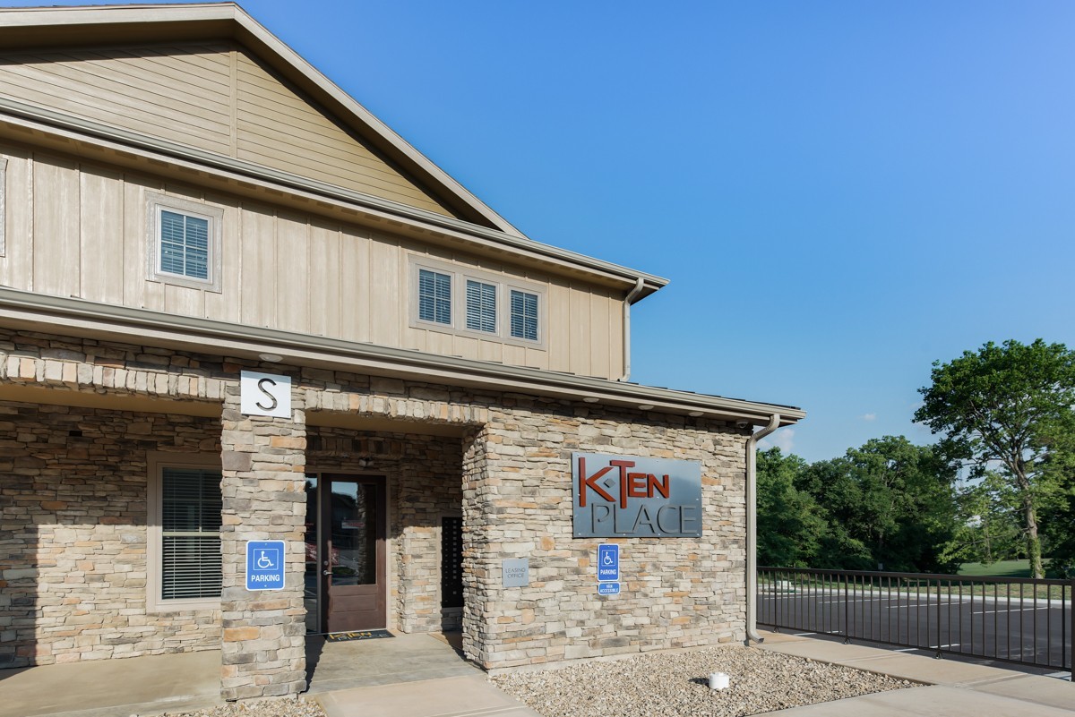 De Soto Apartment: 9100 Commerce Drive