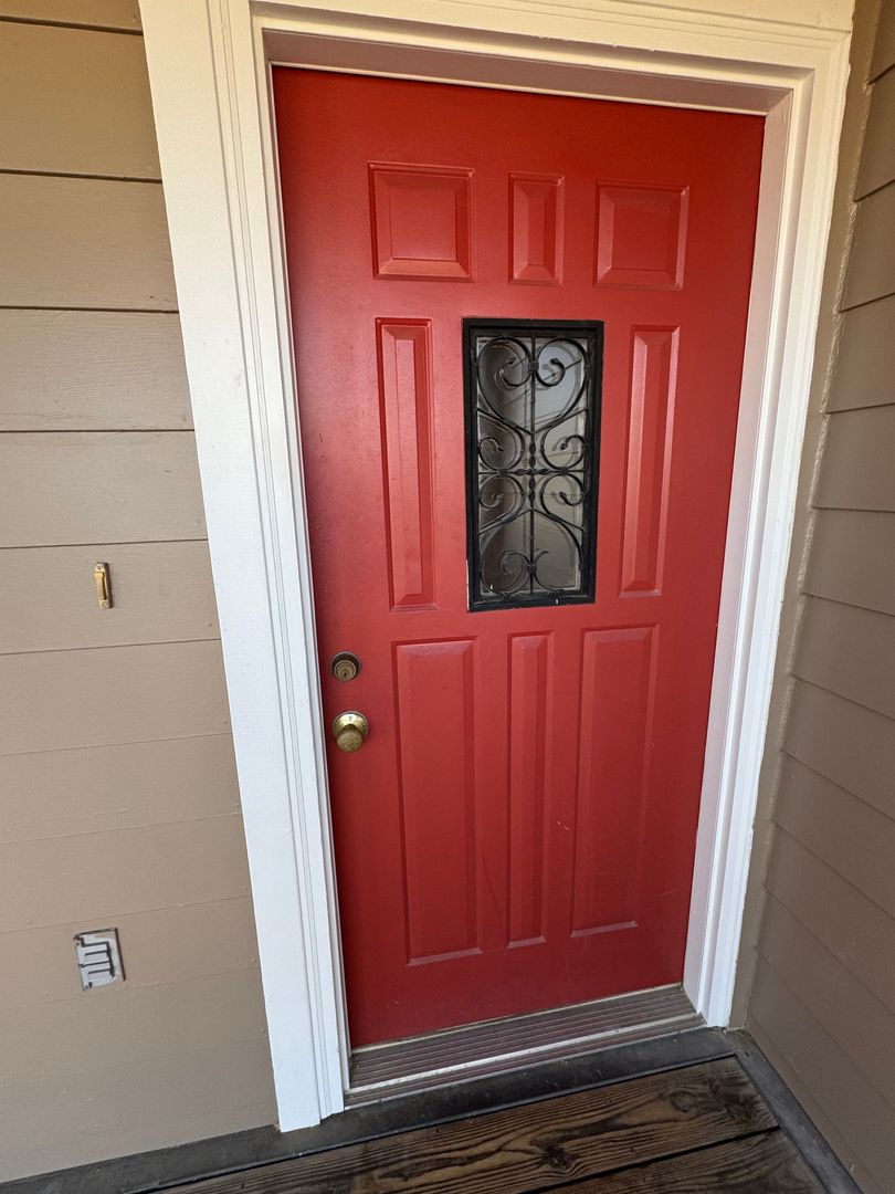 Lawrence Apartment: 621 Gateway Court