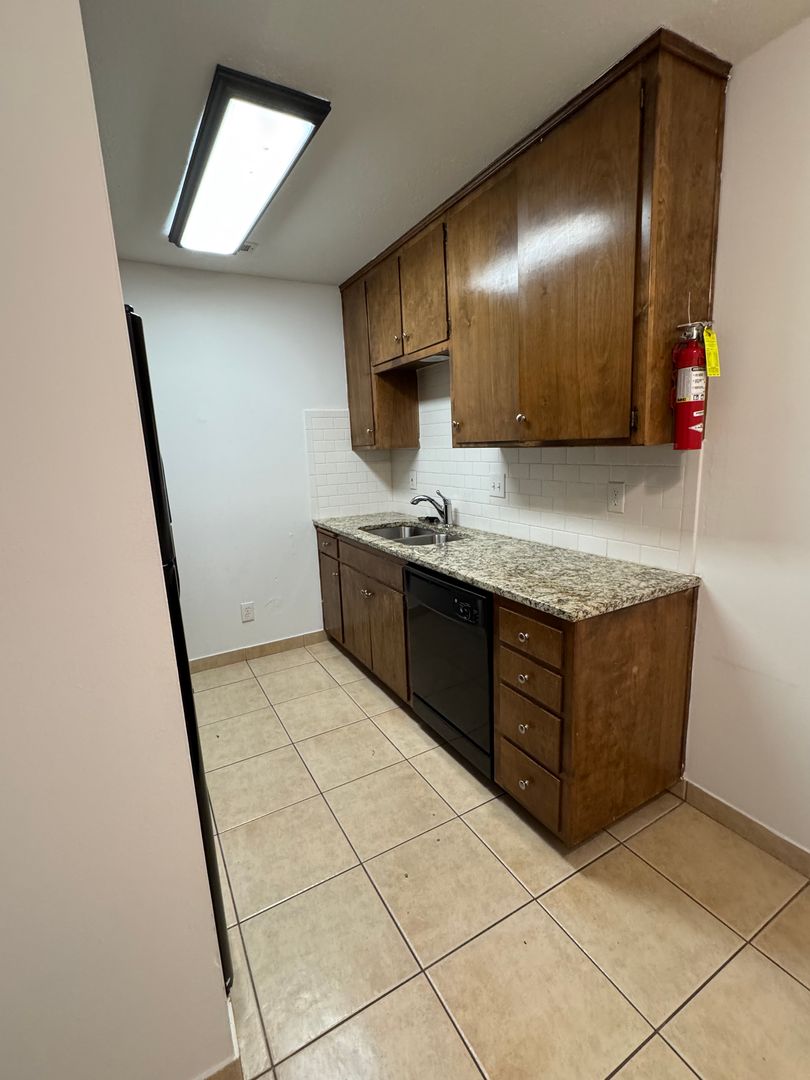 Lawrence Apartment: 901 Illinois