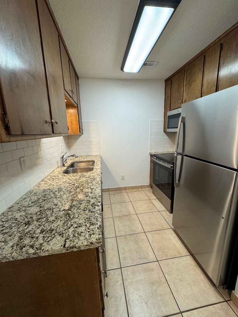 Lawrence Apartment: 901 Illinois
