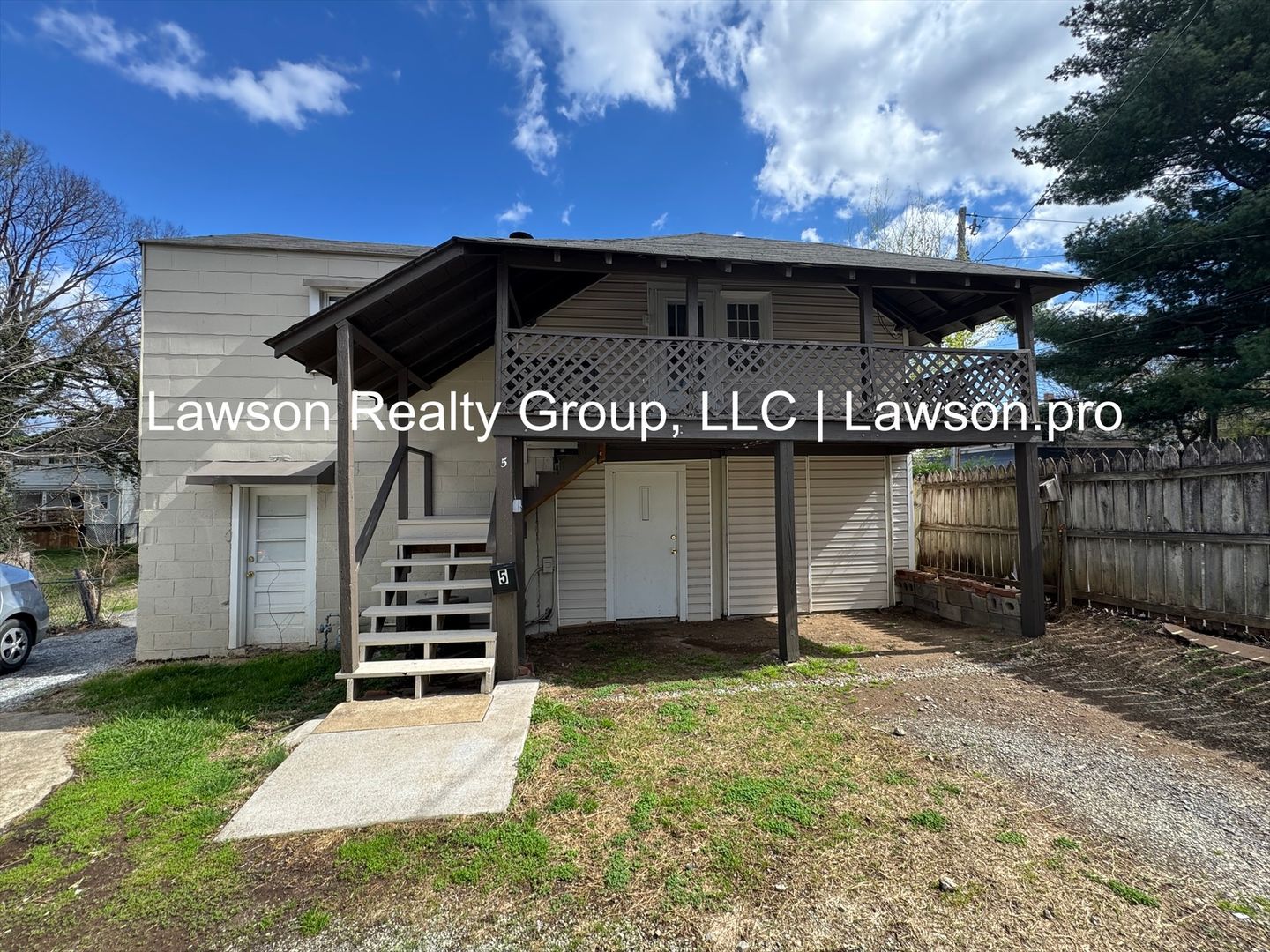 Roanoke Apartment: 422 Walnut Ave.