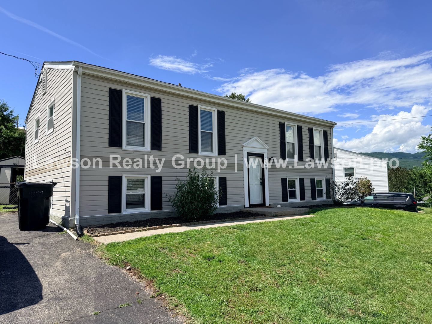 Salem House: 2868 Silver Leaf Dr.