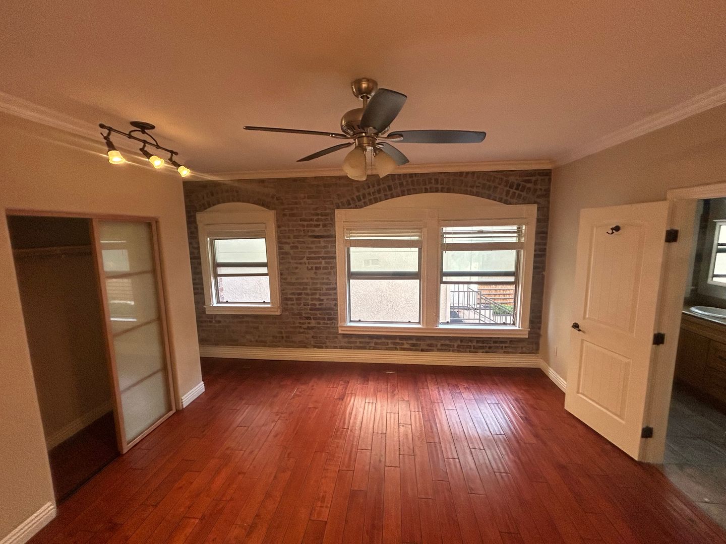 Long Beach Apartment: 345 Chestnut Ave