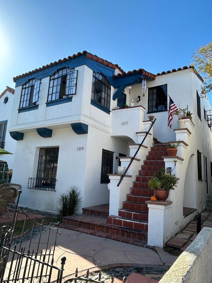 Long Beach House: 109 Glendora Ave