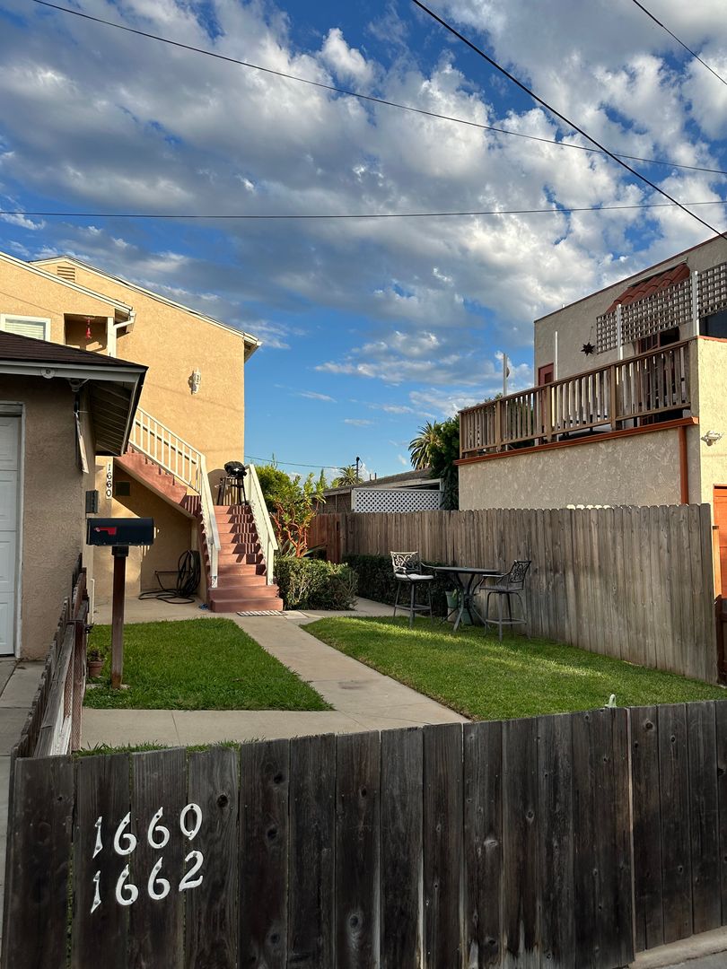 Long Beach Apartment: 1660 - 1662 Grand Ave
